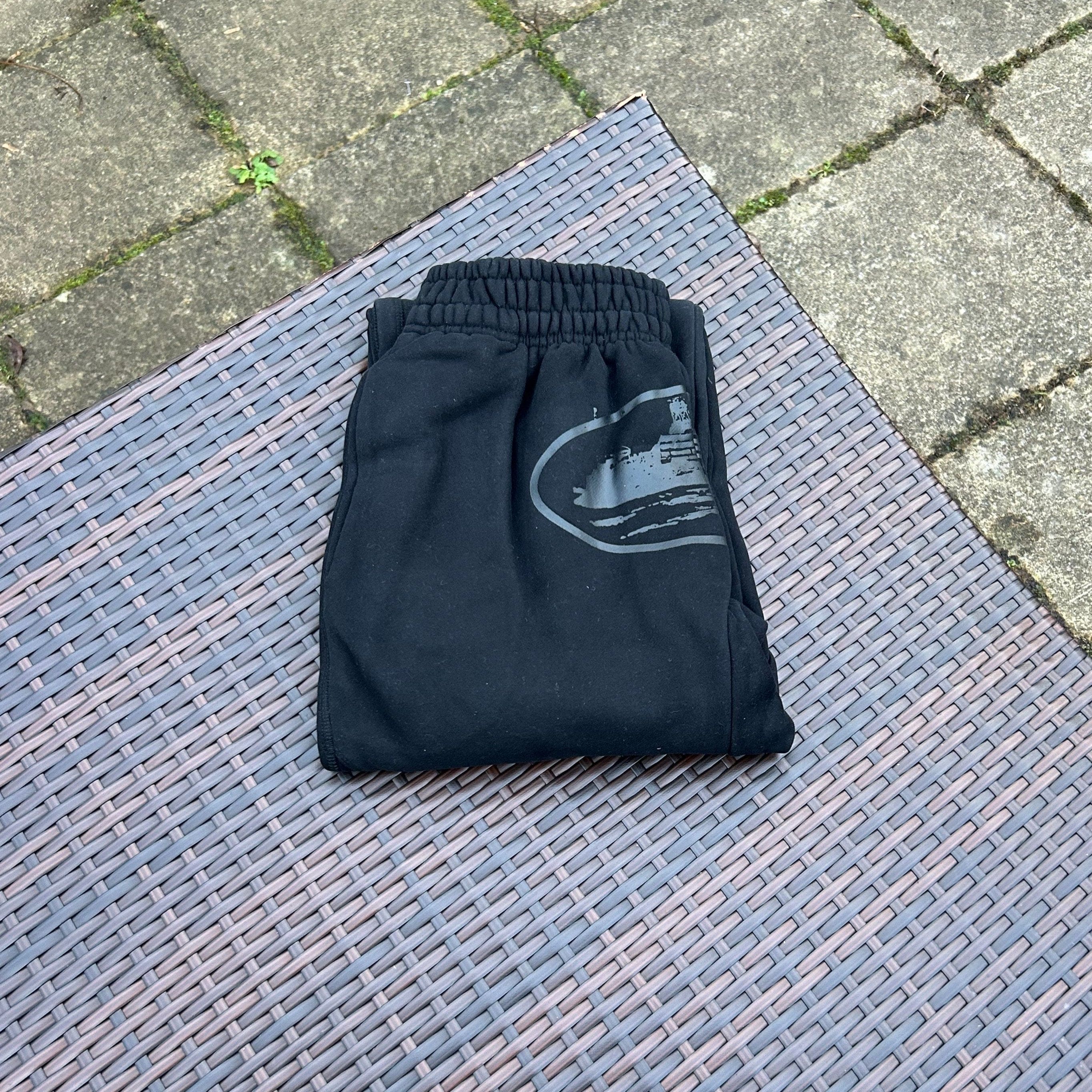 Corteiz Alcatraz Triple Black Tracksuit - Image 3
