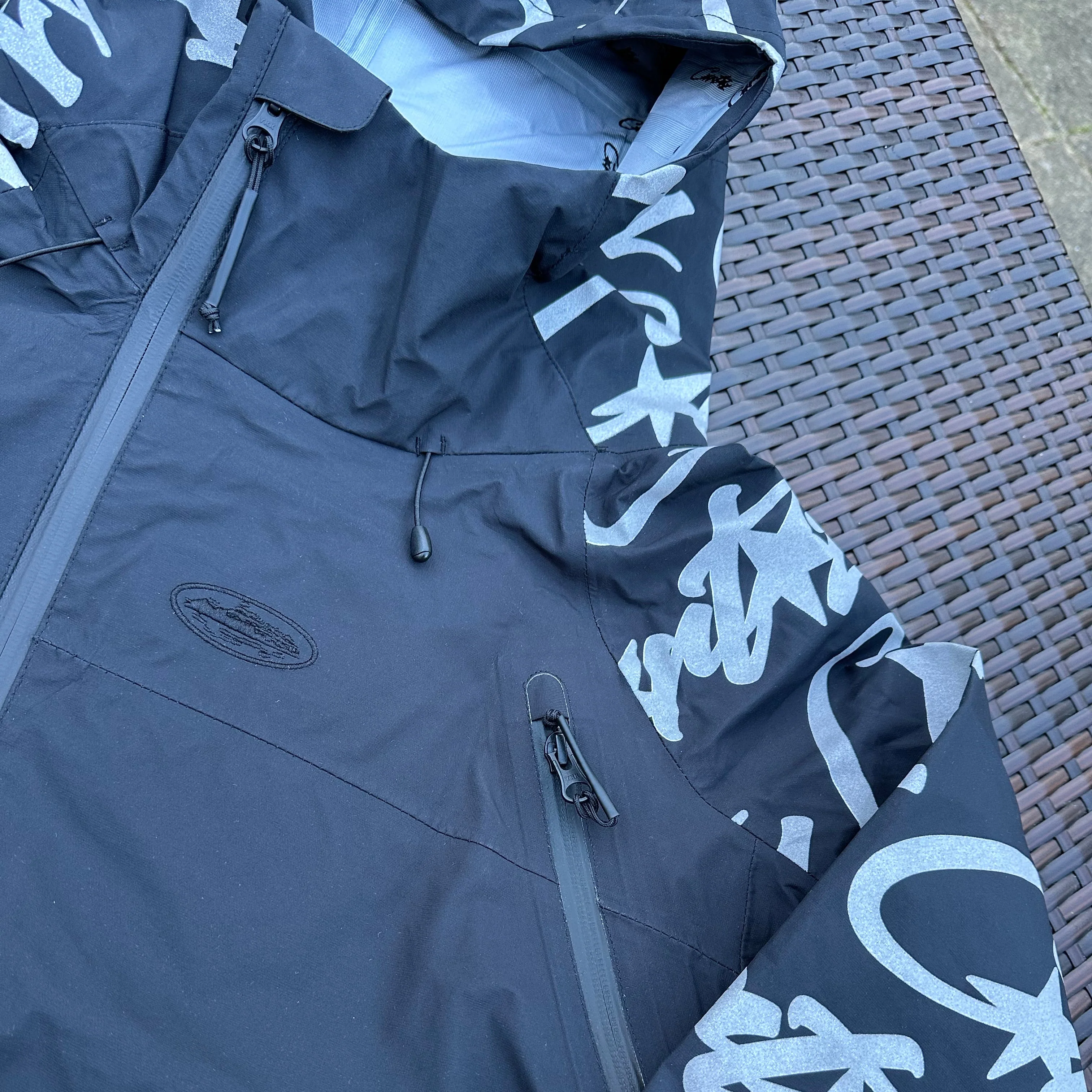 Corteiz Black Elitework Shell Jacket V2 - Image 3