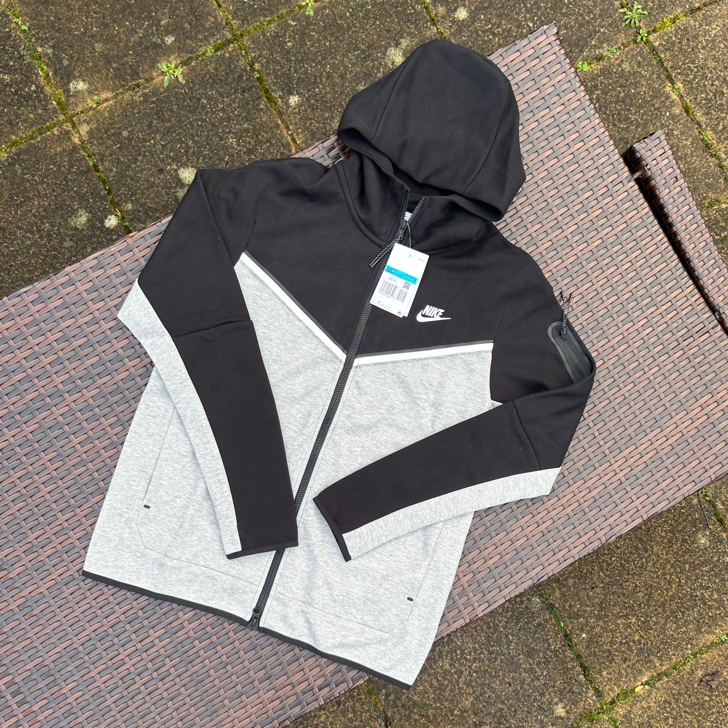 Nike Black/Grey Sportswear Tech Fleece - Image 2