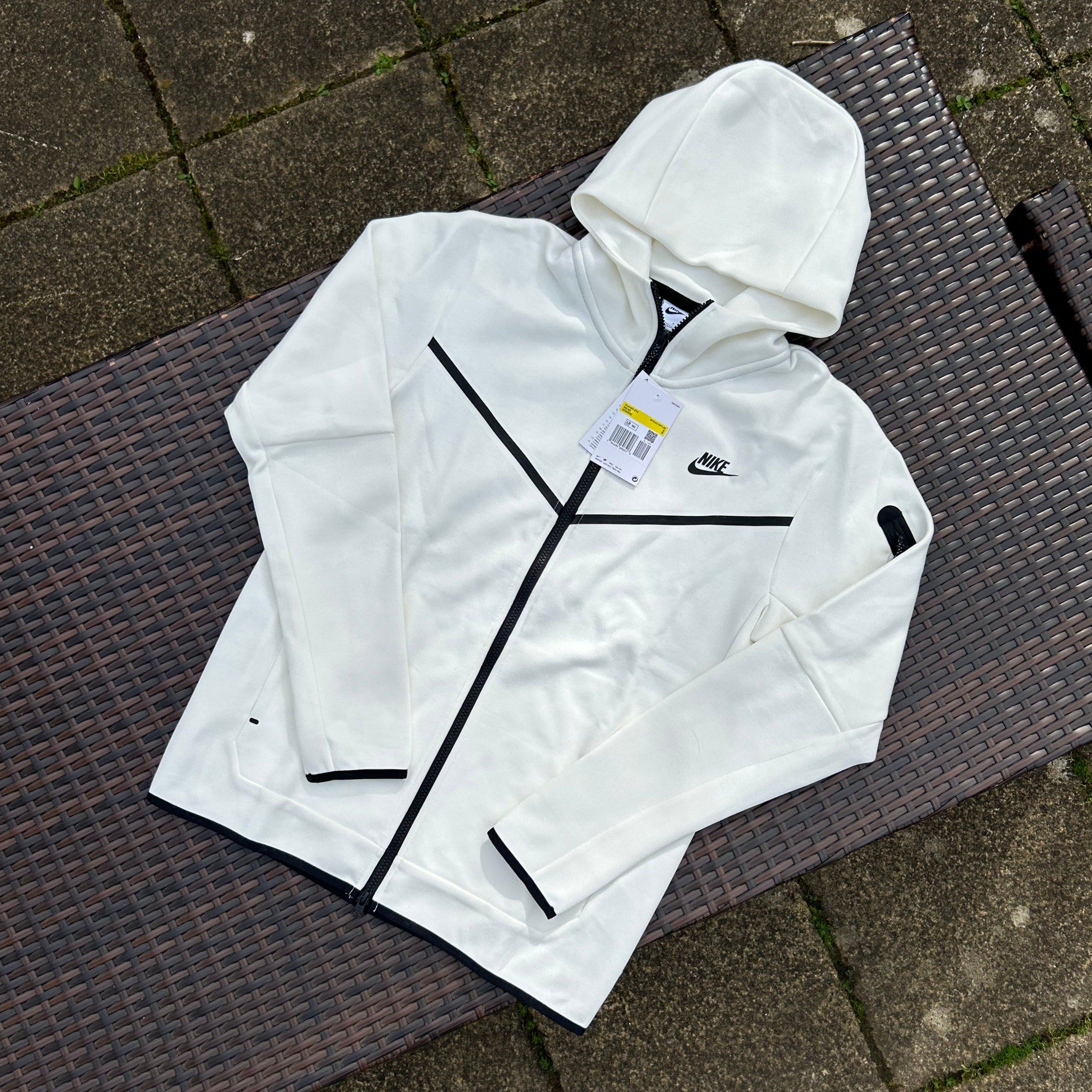 Nike White/Black Sportswear Tech Fleece - Image 2