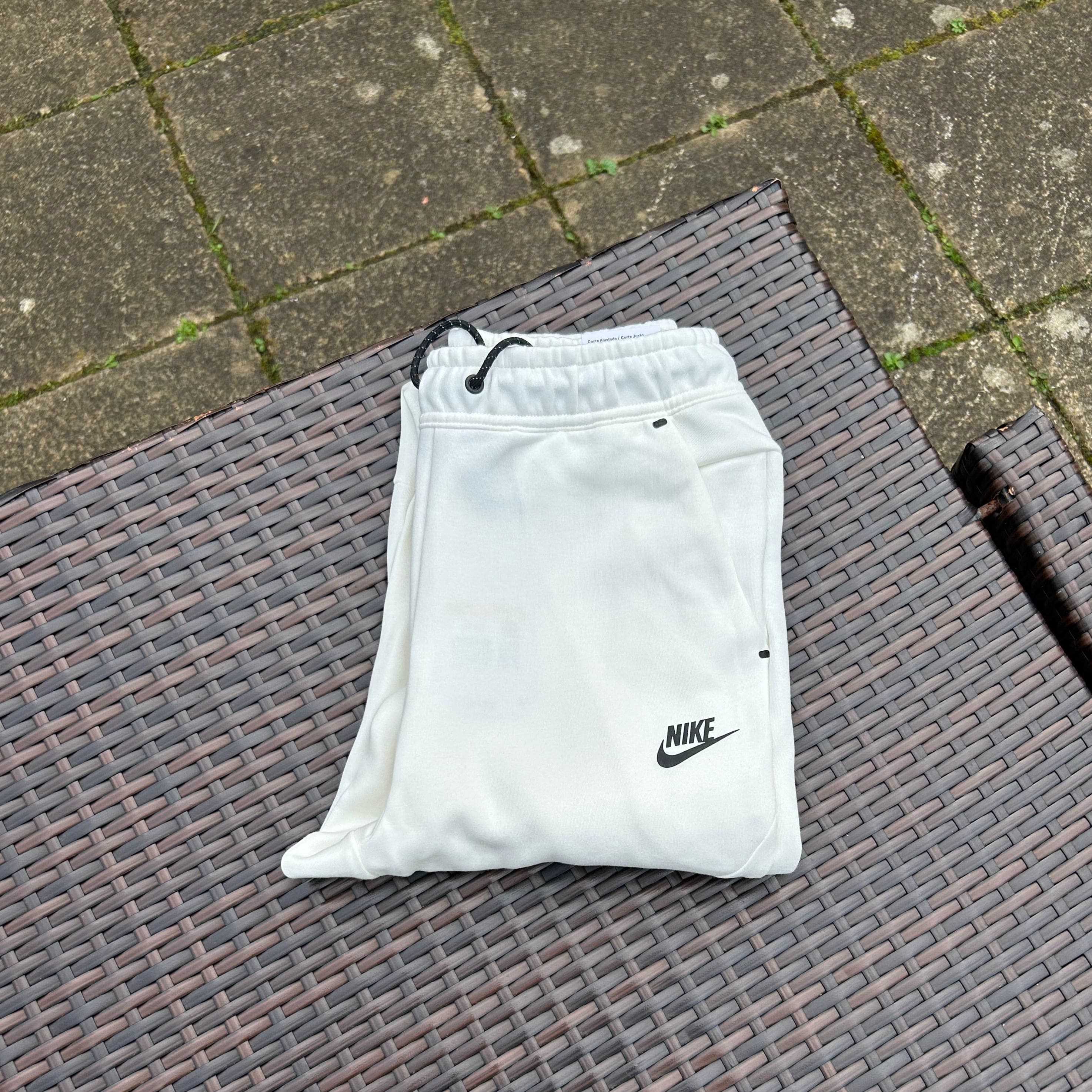 Nike White/Black Sportswear Tech Fleece - Image 3