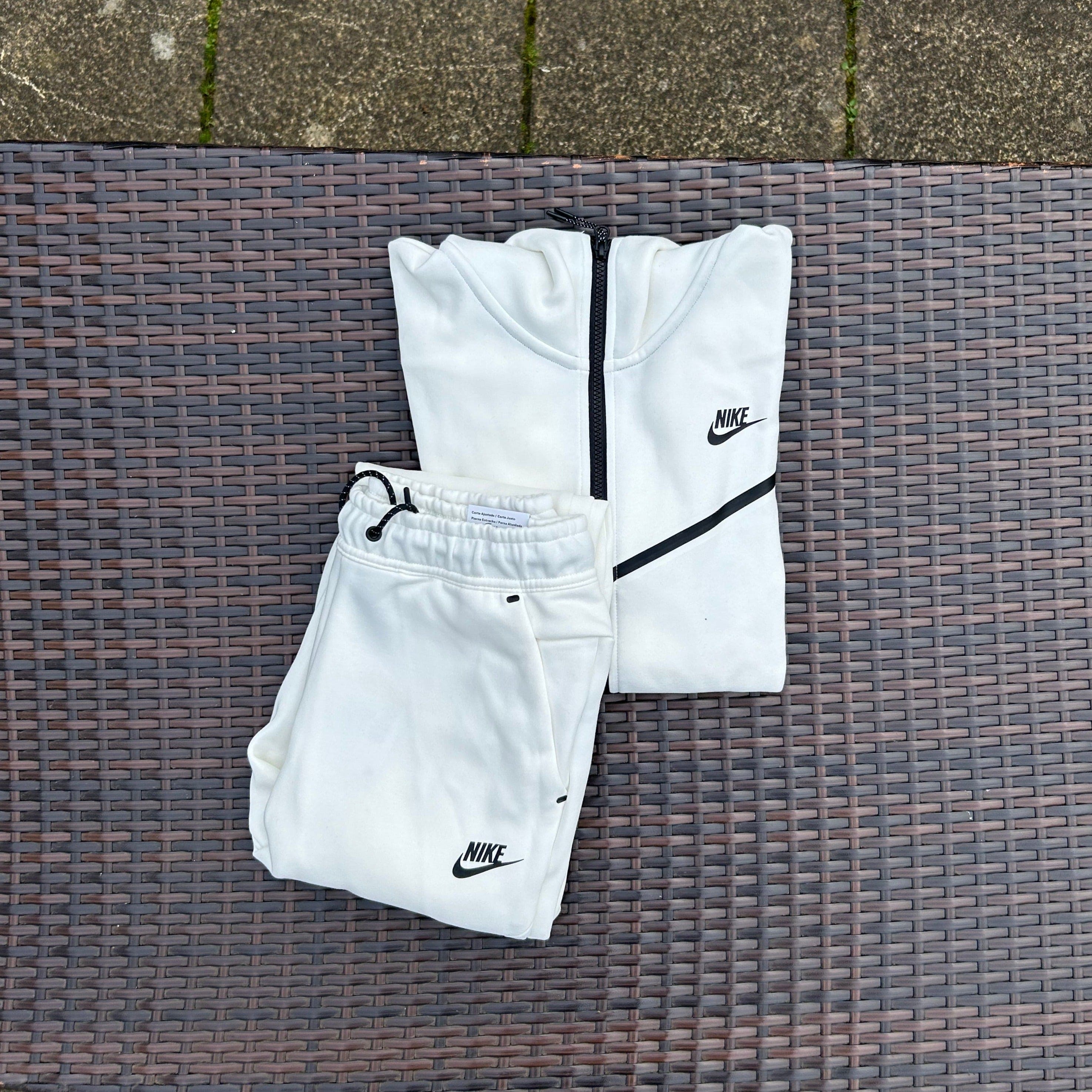 Nike White/Black Sportswear Tech Fleece - Image 4